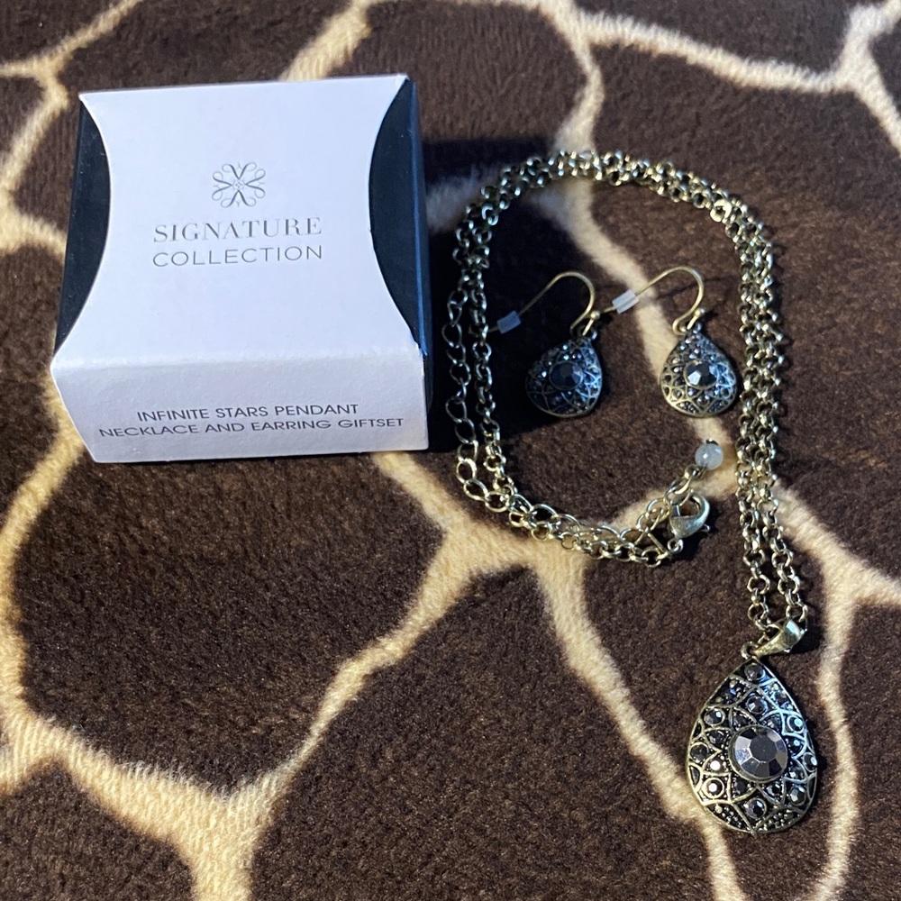 Avon 2016 Signature Collection Infinite Stars Necklace and Earrings Set